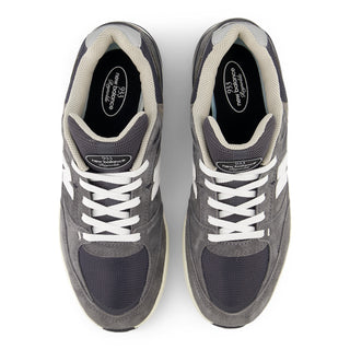 Andrew Reynolds NB Numeric 933 skate shoes in heritage grey with ABZORB midsole and classic running-inspired silhouette.