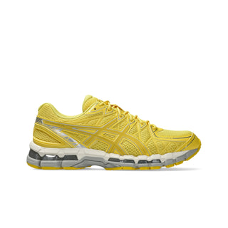ASICS GEL‑KAYANO 20 in Banana Cream/Chrome Yellow with supportive FLUIDFIT™ cage and GEL® inserts.