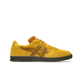 ASICS SKYHAND OG sneaker in hornet and spice curry with suede panels, gum outsole, and retro-inspired court silhouette.