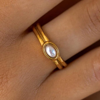 ALCO Lila ring in 18K gold-plated stainless steel with acrylic bead featuring crushed pearl coating for coastal elegance.