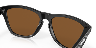 Oakley Frogskins sunglasses, '80s design, lightweight O Matter frame, polarized lenses.