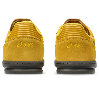 ASICS SKYHAND OG sneaker in hornet and spice curry with suede panels, gum outsole, and retro-inspired court silhouette.