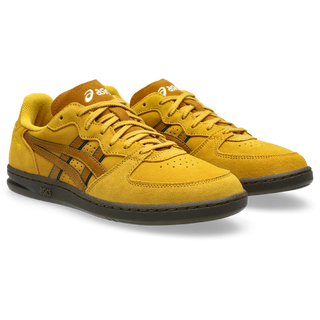 ASICS SKYHAND OG sneaker in hornet and spice curry with suede panels, gum outsole, and retro-inspired court silhouette.