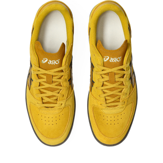 ASICS SKYHAND OG sneaker in hornet and spice curry with suede panels, gum outsole, and retro-inspired court silhouette.