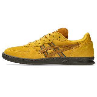 ASICS SKYHAND OG sneaker in hornet and spice curry with suede panels, gum outsole, and retro-inspired court silhouette.