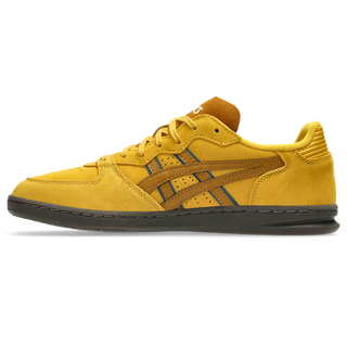 ASICS SKYHAND OG sneaker in hornet and spice curry with suede panels, gum outsole, and retro-inspired court silhouette.