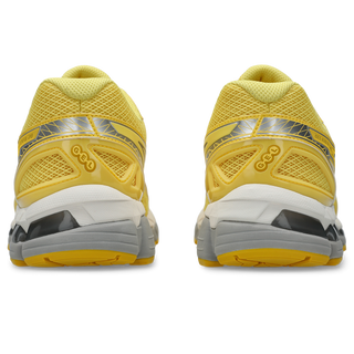 ASICS GEL‑KAYANO 20 in Banana Cream/Chrome Yellow with supportive FLUIDFIT™ cage and GEL® inserts.