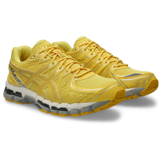 ASICS GEL‑KAYANO 20 in Banana Cream/Chrome Yellow with supportive FLUIDFIT™ cage and GEL® inserts.