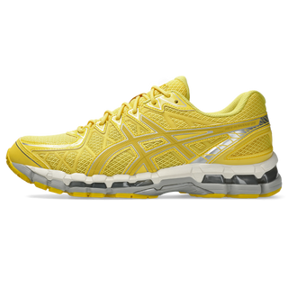 ASICS GEL‑KAYANO 20 in Banana Cream/Chrome Yellow with supportive FLUIDFIT™ cage and GEL® inserts.