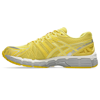 ASICS GEL‑KAYANO 20 in Banana Cream/Chrome Yellow with supportive FLUIDFIT™ cage and GEL® inserts.