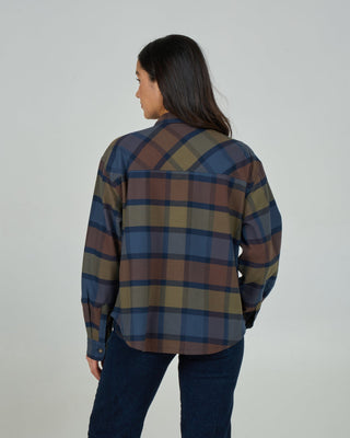 Salty Crew Fathom Flannel Espresso women’s shacket, button closures, chest pockets, scalloped hemline, water-resistant cotton blend fabric.