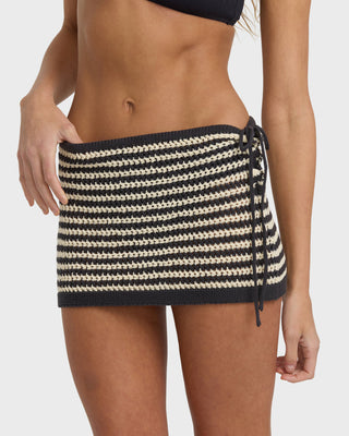 Billabong Laura Flip Tide Skirt Black, cotton mini skirt with faux crochet stripe, low waist and lace-up side seam.