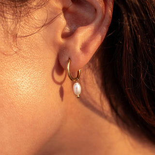 ALCO Isla huggies in 18K gold-plated stainless steel with freshwater pearls and huggie closure for elegant coastal style.