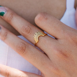 A dazzling 18K gold-plated "Texas Sun" ring, perfect for adding a touch of warmth and elegance to any outfit.