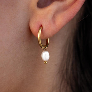 ALCO Isla huggies in 18K gold-plated stainless steel with freshwater pearls and huggie closure for elegant coastal style.