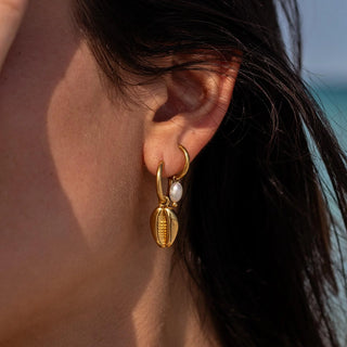 ALCO Isla huggies in 18K gold-plated stainless steel with freshwater pearls and huggie closure for elegant coastal style.