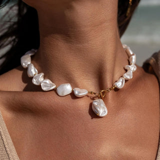 ALCO Prisma necklace in 18K gold-plated stainless steel with shell coating, toggle closure, and 15 inch chain.