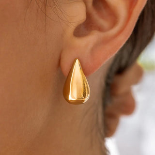 ALCO Cabo earrings in 18K gold-plated stainless steel with push back closure, hypoallergenic and water-resistant for everyday wear.