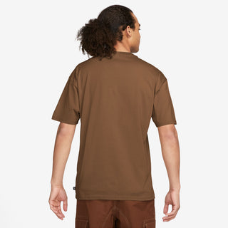 Nike SB Logo Skate Tee Mosswood Brown with soft jersey fabric, loose fit design, ribbed neck, and classic chest logo.