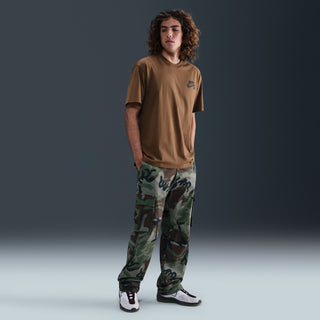 Nike SB Logo Skate Tee Mosswood Brown with soft jersey fabric, loose fit design, ribbed neck, and classic chest logo.