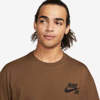 Nike SB Logo Skate Tee Mosswood Brown with soft jersey fabric, loose fit design, ribbed neck, and classic chest logo.