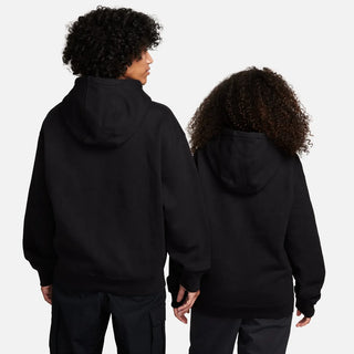 Image of Nike SB Fleece Pullover Skate Hoodie in Black, showcasing its roomy fit, reinforced kangaroo pocket, and premium brushed fleece fabric.