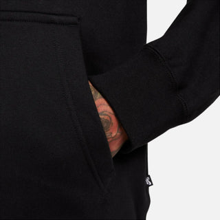 Image of Nike SB Fleece Pullover Skate Hoodie in Black, showcasing its roomy fit, reinforced kangaroo pocket, and premium brushed fleece fabric.