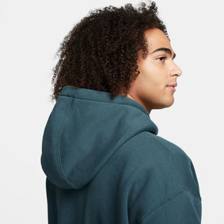 Image of Nike SB Fleece Pullover Skate Hoodie in Deep Jungle Green, showcasing its roomy fit, reinforced kangaroo pocket, and premium brushed fleece fabric.