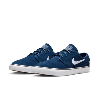 Nike SB Zoom Janoski OG+ in Navy/White with suede upper, Zoom Air cushioning, and skate-specific tread.
