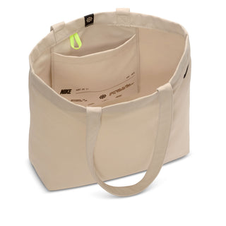 Nike SB Heritage 2.0 Tote Bag 22L in blank canvas polyester with internal key loop and slip pocket, dimensions 21 x 14 x 6 inches