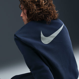 Nike SB Fleece Koston Crewneck in midnight navy with brushed fleece fabric, embroidered logo, and ribbed cuffs.