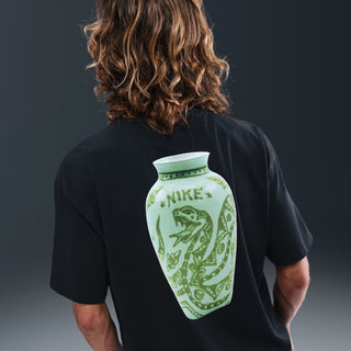 Nike SB Max90 Skate Tee Black with midweight cotton, dropped shoulders, embroidered front logo, and screen-printed back design.