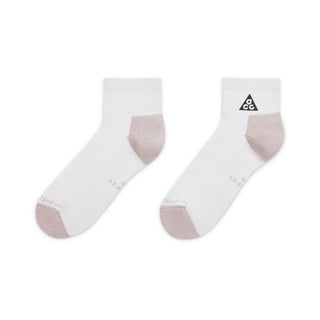 Nike ACG Everyday Elevated ankle socks in Photon Dust/College Grey with light grey heel and toe panels and a black ACG logo