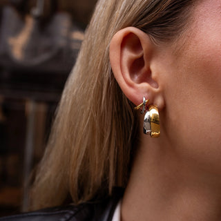 ALCO Venn huggies in intermix finish with 18K gold-plated stainless steel and hinged clasp for versatile style.