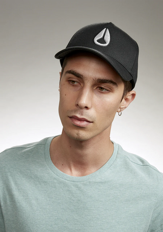 Nixon Deep Down Athletic Snapback in Black/White - Sporty cap with 3D-embroidered logo.