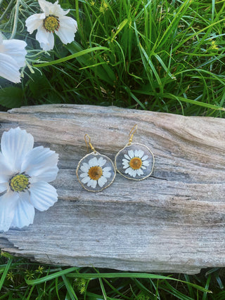 Handcrafted Bloom Daisy Earrings from sustainable materials, adding nature-inspired elegance.