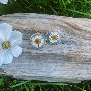 Handcrafted Bloom Daisy Earrings from sustainable materials, adding nature-inspired elegance.