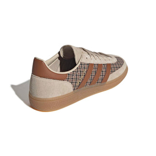 Close-up of adidas Originals Handball Spezial in Beige/Khaki Three/Dusky Bronze showing houndstooth fabric, brown stripes, gold Spezial branding, and a gum sole.