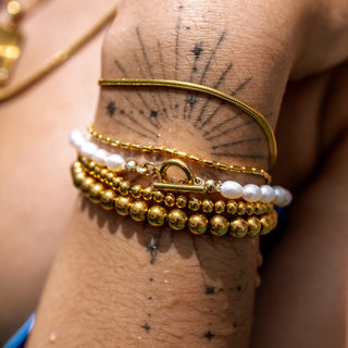 ALCO Seaside Stretch bracelet in 18K gold-plated stainless steel with comfortable stretch design for effortless coastal style.