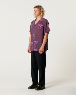 Critical Slide Mellow Resort Shirt Dark Blue in linen blend, standard fit, resort collar, coconut buttons, and relaxed oversize style.