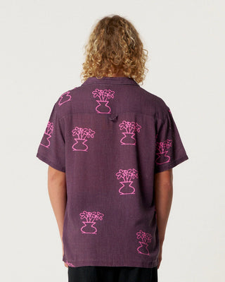 Critical Slide Mellow Resort Shirt Dark Blue in linen blend, standard fit, resort collar, coconut buttons, and relaxed oversize style.