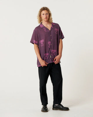 Critical Slide Mellow Resort Shirt Dark Blue in linen blend, standard fit, resort collar, coconut buttons, and relaxed oversize style.