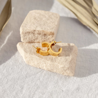 ALCO Sable hoops in 18K gold-plated stainless steel with push back hoop closure for classic everyday style.