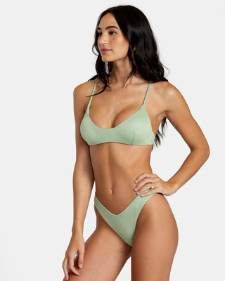 Bring the beach glam with the RVCA Solid Lurex Crossback Bikini Top. With its shimmer fabric, adjustable tie straps, and removable padding, it’s designed for style, comfort, and fit! 