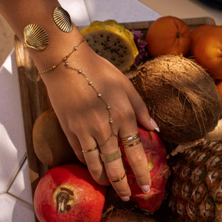 ALCO Lila ring in 18K gold-plated stainless steel with acrylic bead featuring crushed pearl coating for coastal elegance.