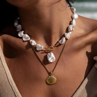 ALCO Prisma necklace in 18K gold-plated stainless steel with shell coating, toggle closure, and 15 inch chain.