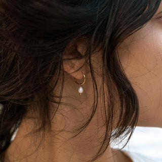 ALCO Isla huggies in 18K gold-plated stainless steel with freshwater pearls and huggie closure for elegant coastal style.