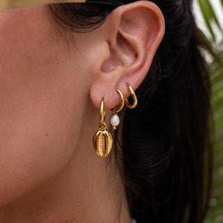 ALCO Isla huggies in 18K gold-plated stainless steel with freshwater pearls and huggie closure for elegant coastal style.